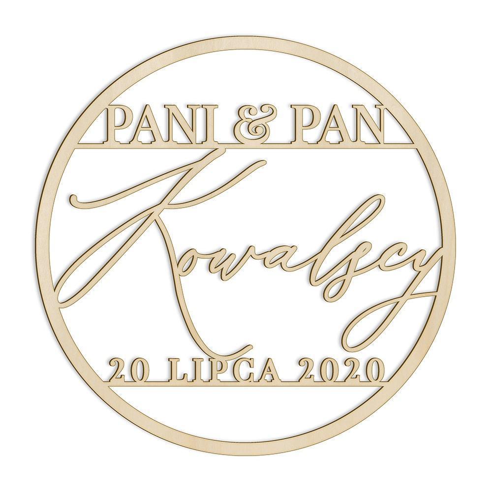 Koło z napisami to klasyczna dekoracja, którą można spersonalizować, ozdabiając ją według własnego uznania