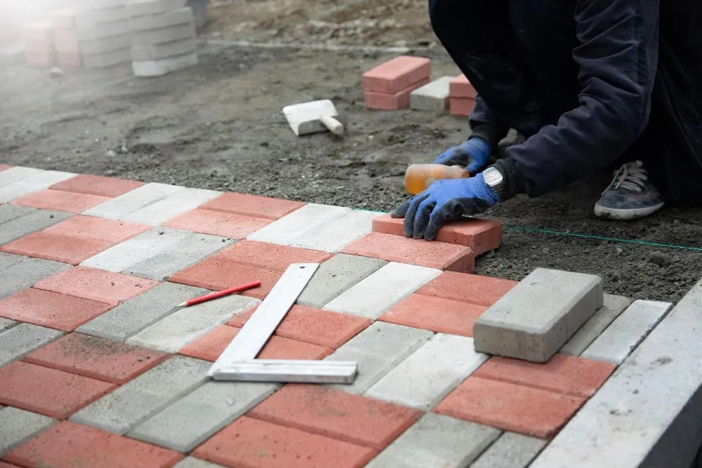 Na czym polega układanie kostki brukowej w Warszawie