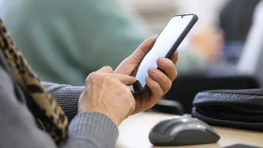 Uczniowie uczyli seniorów Internetu. Lekcje odbywały się także w plenerze