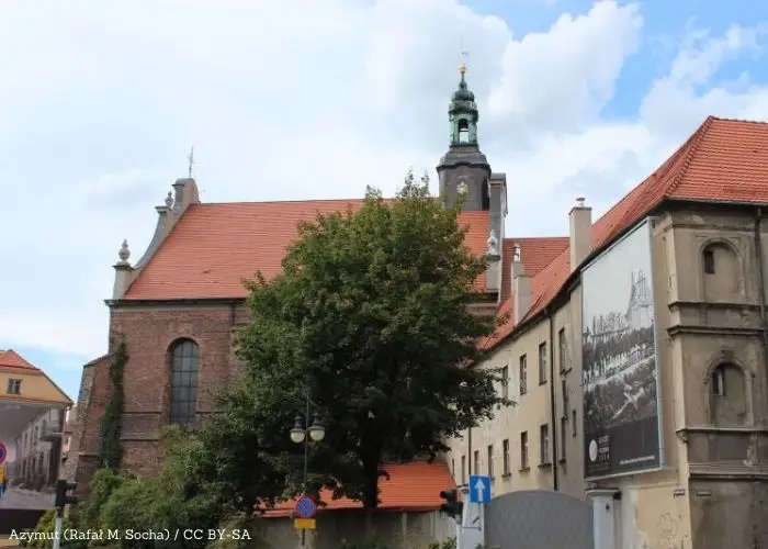 Spacer po modernistycznym Kaliszu z lokalną biblioteką