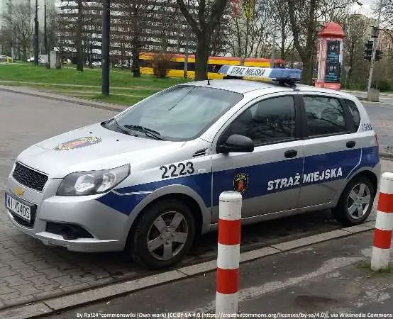 Straż Miejska usunęła wrak Volkswagena - wolne miejsce parkingowe przywrócone