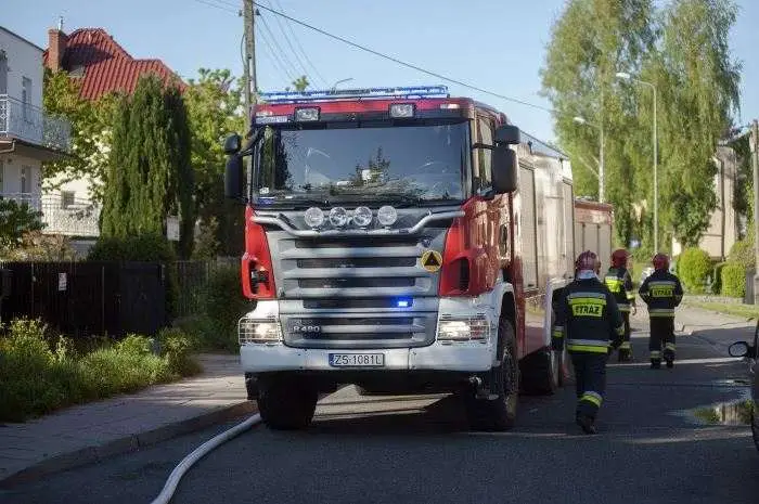 Straż Pożarna w akcji: Ogień w budynku inwentarskim w Szczytnikach zażegnany