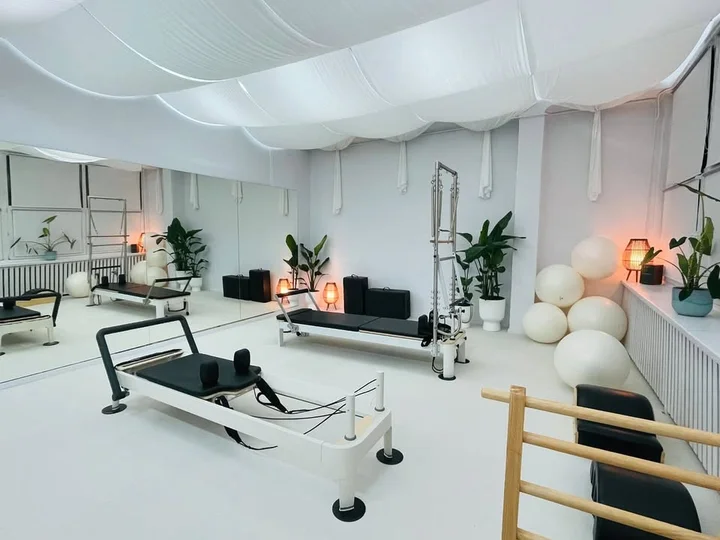 Obrazek przedstawia grafikę promocyjną wydarzenia Dwudniowy certyfikowany kurs instruktorski Pilates Reformer w Kaliszu