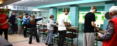 Grafika promocyjna wydarzenia V Mistrzostwa Kalisza Dzieci i Młodzieży w strzelaniu z broni pneumatycznej