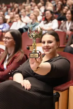 Grafika promocyjna wydarzenia VII Kaliskie Forum Kobiet — panele, gość specjalny i inspiracje