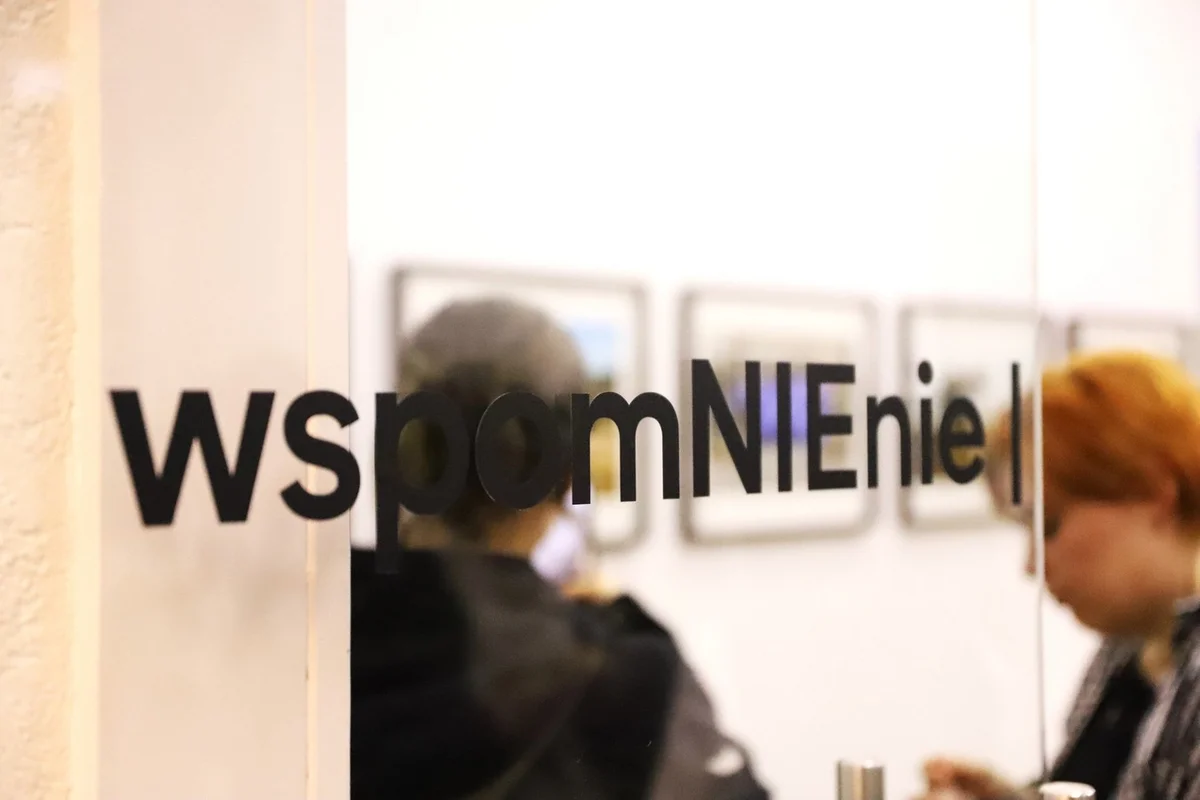 Grafika promocyjna wydarzenia „wspomNIEnie” Adriana Wykroty