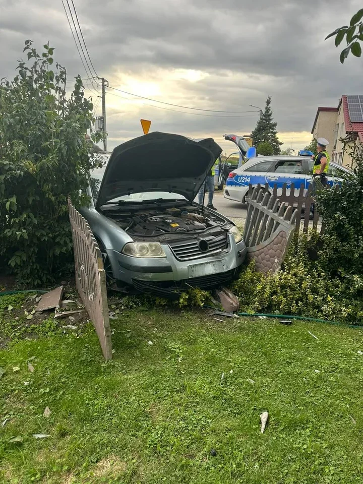 121 km/h w obszarze zabudowanym i ucieczka przed patrolem. Kierowca uderzył w ogrodzenie