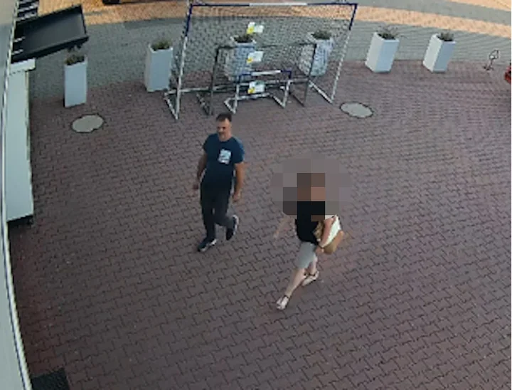 Kolizja na rondzie w Kaliszu. Policja szuka kierowcy białego busa