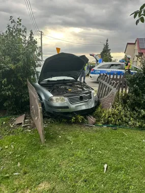 121 km/h w obszarze zabudowanym i ucieczka przed patrolem. Kierowca uderzył w ogrodzenie