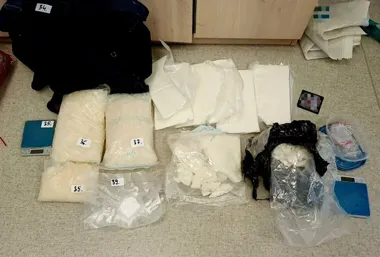 W mieszkaniu 22-latka znaleźli blisko 14 kilogramów narkotyków