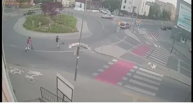 Hulajnogi na rondzie w Kaliszu - policja szuka świadków niebezpiecznego przejazdu