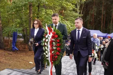 Wspólna mogiła 21 ofiar. W Białej Panieńskiej oddano im hołd