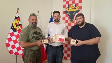 Flaga z Monte Cassino wróciła do Kalisza. Z wyprawy przywieziono symboliczne pamiątki