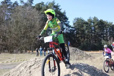 Młodzi kolarze z regionu walczyli na trasach Koźminka – sportowe święto MTB