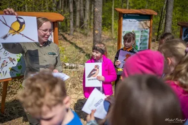Ptasi Skwerek przy lesie już działa. Dzieci uczą się ptaków i bawią w cieniu drzew