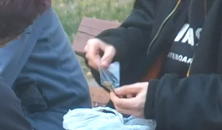 Marihuana na skwerze Kor-Walczaka - kamery namierzyły grupę w kilka chwil