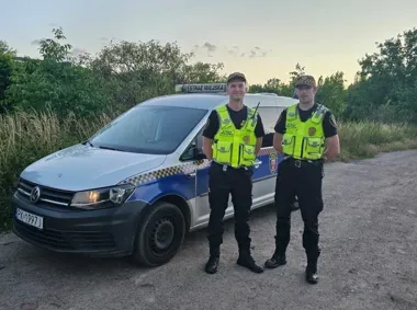 Lemoniada w pasie drogowym w Kaliszu - strażnicy najpierw pouczyli, potem kupili