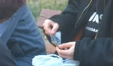 Marihuana na skwerze Kor-Walczaka - kamery namierzyły grupę w kilka chwil