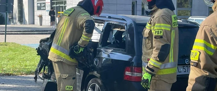 Strażacy pokazali w Kaliszu, jak wydobywa się poszkodowanych z auta