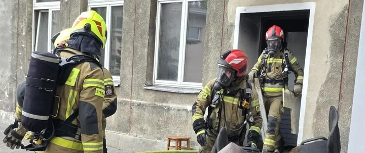 W piwnicy kaliskiego obiektu dydaktycznego ogień objął stoliki i papier