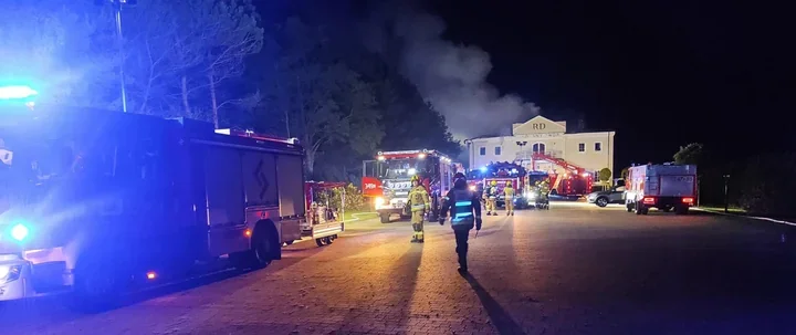 Pożar restauracji pod Kaliszem. Ogień objął piętro i dach