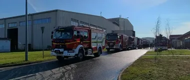 Bateria z hulajnogi źródłem pożaru. 65 strażaków ćwiczyło akcję w sortowni