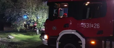 Pożar objął cały budynek w Żakowicach. Do akcji ruszyło 16 zastępów