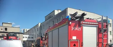 Pożar kanału wentylacyjnego w zakładzie w Kaliszu. Jedna osoba w szpitalu