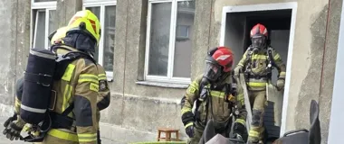 W piwnicy kaliskiego obiektu dydaktycznego ogień objął stoliki i papier