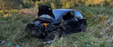 Samochód wpadł na przydrożne nieużytki w Żydowie. Kierowca trafił do szpitala