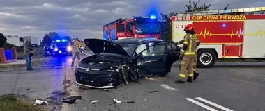 Zderzenie dwóch aut w Cieni Pierwszej. Cztery osoby trafiły na badania